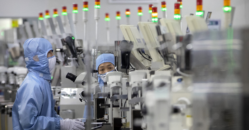 Un impianto di fabbricazione di microchip a Pechino (AP Photo/Mark Schiefelbein, File)
