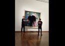 Il video di due attivisti per il clima che imbrattano un quadro di Klimt a Vienna