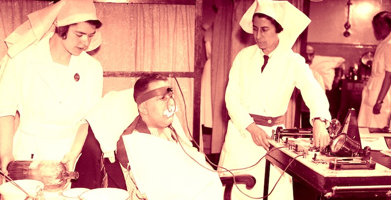 Un paziente in una clinica per il trattamento della “febbre da fieno” allo University College Hospital di Londra, Regno Unito, nel 1936 (Harry Todd/Fox Photos/Getty Images)