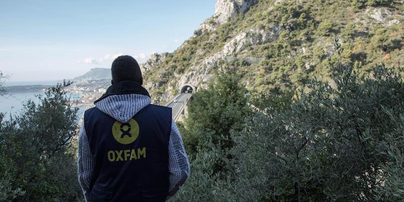 Un mediatore culturale dell'ong Oxfam osserva un viadotto sul confine fra Italia e Francia a Ventimiglia (ANSA/ UFFICIO STAMPA OXFAM )