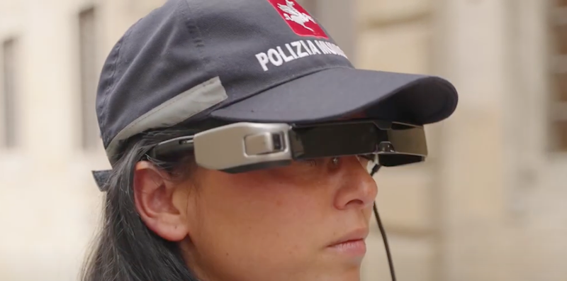Gli occhiali in dotazione alla Polizia locale di Arezzo (Youtube/LabConsulenze)