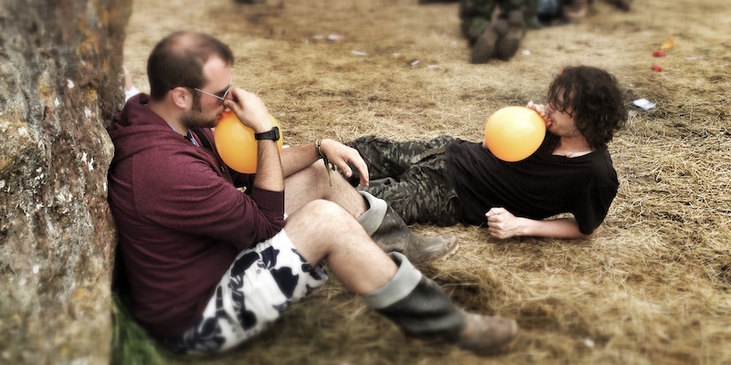 Due ragazzi inalano protossido di azoto al festival di Glastonbury nel 2014 (Matt Cardy/ Getty Images)