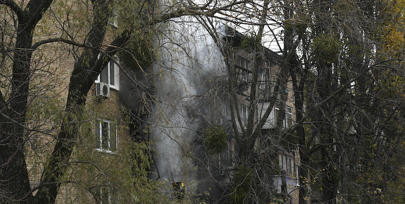 Un edificio colpito da un missile a Kiev (AP Photo/Andrew Kravchenko)