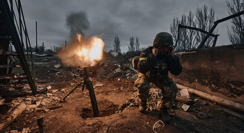 Un soldato ucraino lancia un colpo di mortaio nella zona di Bakhmut (AP Photo/LIBKOS)