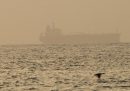 Una petroliera è stata colpita da un possibile attacco con un drone al largo delle coste dell'Oman