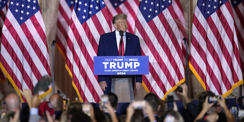 Donald Trump durante l'annuncio della sua candidatura per il 2024 (AP Photo/Rebecca Blackwell)