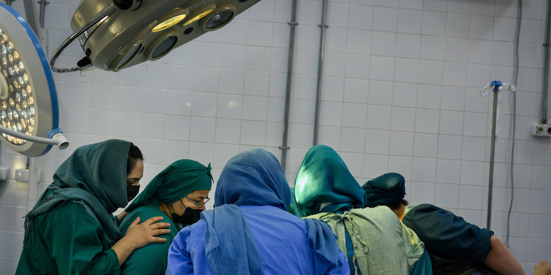 Specializzande osservano e assistono durante un parto cesareo all'ospedale pubblico femminile Rabia Balkhi, uno dei più frequentati di Kabul (Elise Blanchard per il Washington Post)