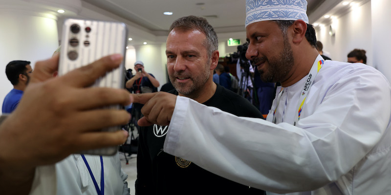 L'allenatore tedesco Hansi Flick al suo arrivo in Qatar (Alexander Hassenstein/Getty Images)