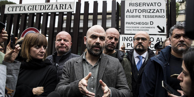 Roberto Saviano all'uscita del tribunale di Roma (ANSA/ANGELO CARCONI)