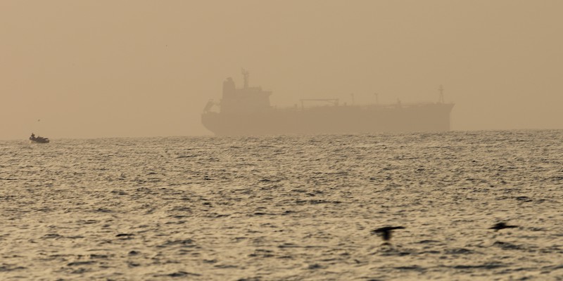 Una petroliera è stata colpita da un possibile attacco con un drone al largo delle coste dell'Oman