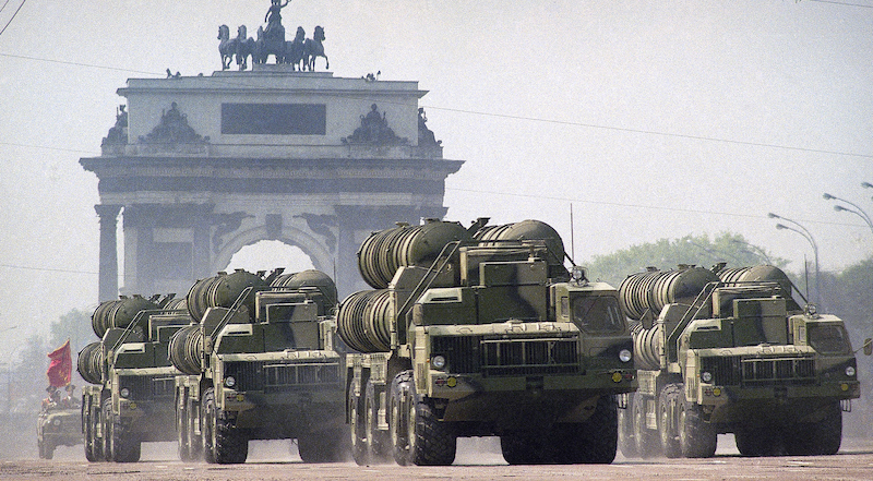 Il sistema missilistico S-300 in una parata in Russia nel 1995 (AP Photo/Alexander Zemlianichenko)