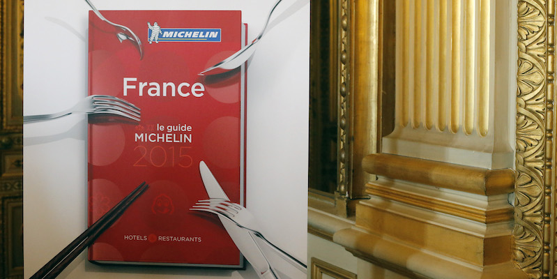 Un poster della Guida Michelin in una premiazione a Parigi (AP Photo/Francois Mori)
