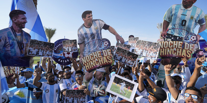 Tifosi dell'Argentina sfilano a Doha l'11 novembre (AP Photo/Hassan Ammar)