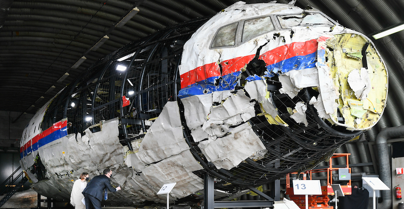 I resti dell'aereo abbattuto il 17 luglio del 2014 (Piroschka van de Wouw - Pool/Getty Images)