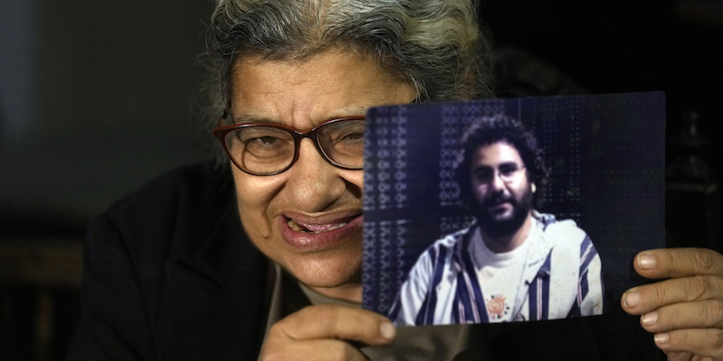 Laila Soueif mostra una foto del figlio Alaa Abdel Fattah (AP Photo/Amr Nabil)
