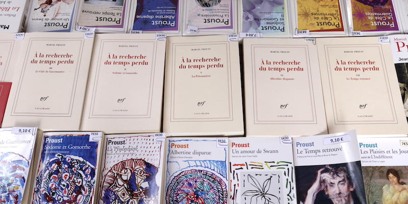 I romanzi di "Alla ricerca del tempo perduto" in diverse edizioni francesi in vendita al museo dedicato a Marcel Proust a Illiers Combray, in Francia, l'8 luglio 2021 (EPA/YOAN VALAT, ANSA)