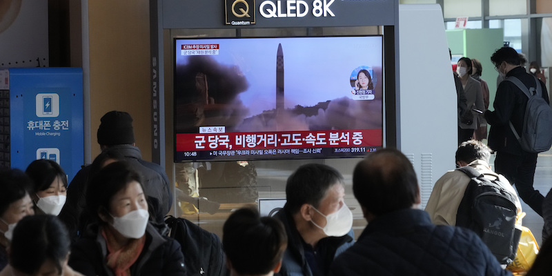 Immagini del lancio del missile balistico della Corea del Nord mostrate in una stazione ferroviaria di Seul, in Corea del Sud (AP Photo/ Ahn Young-joon)