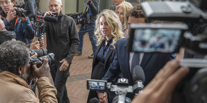 Elizabeth Holmes arriva all'udienza (AP Photo/Nic Coury)