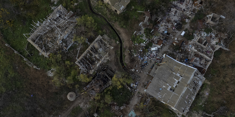 Alcuni edifici distrutti poco fuori Kherson (AP Photo/ Bernat Armangue, file)