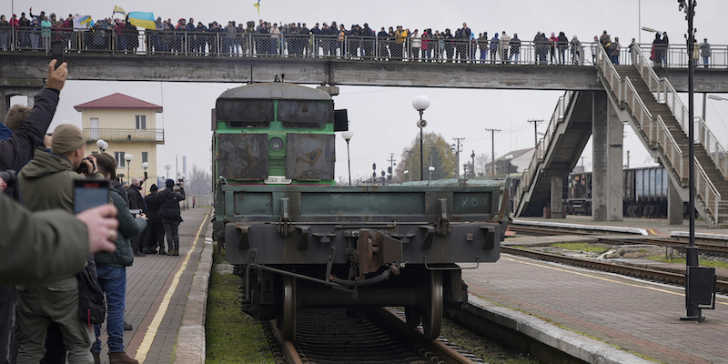 Decine di persone accolgono il primo treno ad arrivare nella città dopo il ritiro delle truppe russe. Sul treno, partito da Kiev, viaggiavano molte persone che hanno potuto incontrare di nuovo i propri familiari
(AP Photo/ Sam Mednick)