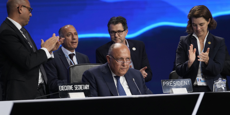 Sameh Shoukry, presidente della COP27, dopo il discorso di chiusura della conferenza (AP Photo/Peter Dejong)