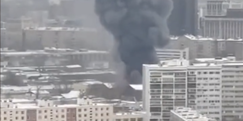 I video del grosso incendio nel centro di Mosca