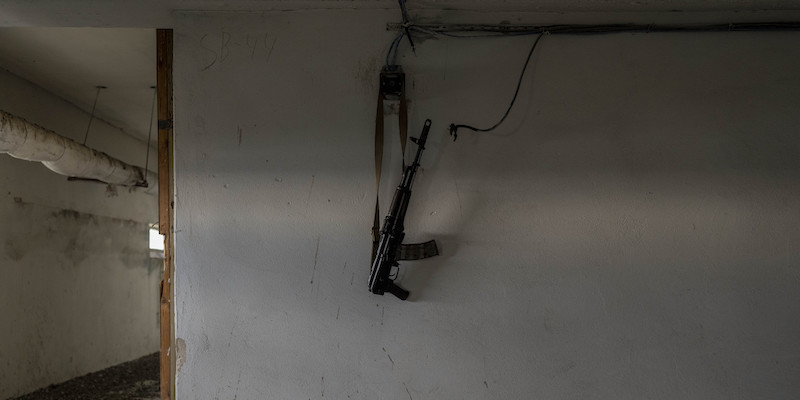 Un'arma usata dalle forze ucraine in un edificio nella zona di Kherson (AP Photo/Bernat Armangue)