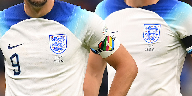 La fascia a sostegno della campagna One Love indossata da Harry Kane, capitano dell'Inghilterra (Michael Regan/Getty Images)