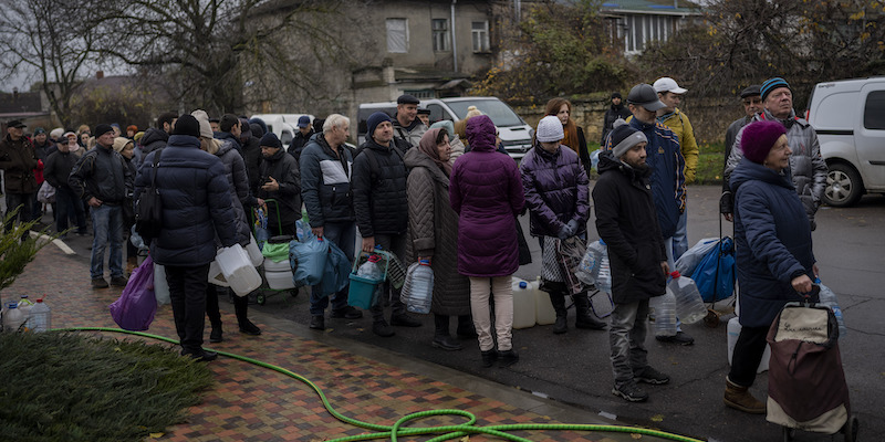 I residenti di Kherson in fila per l'acqua (AP Photo/Bernat Armangue)