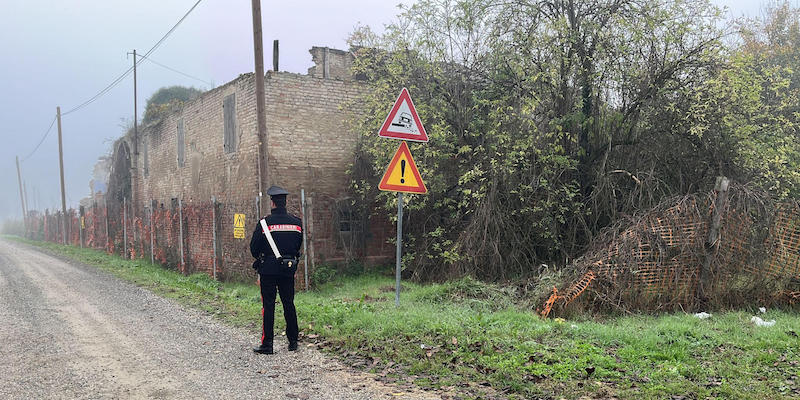 I carabinieri bloccano la strada dove è stato ritrovato il cadavere, nel comune di Novellara, in provincia di Reggio Emilia (ANSA/ CARABINIERI)