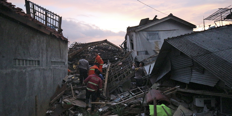 I soccorritori cercano sopravvissuti tra le rovine delle case a Cianjur, in Indonesia (AP Photo/Rangga Firmansyah)