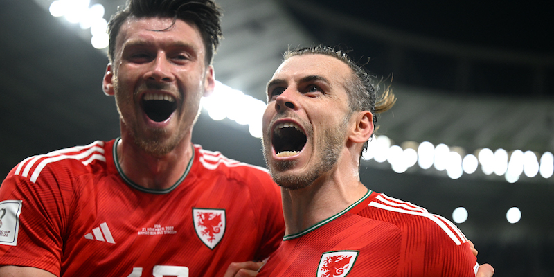 Gareth Bale e Kieffer Moore dopo il gol del pareggio segnato agli Stati Uniti (Clive Mason/Getty Images)