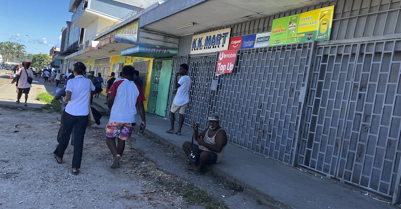Persone in strada nella città di Honiara, dopo il terremoto (AP Photo/Charley Piringi)
