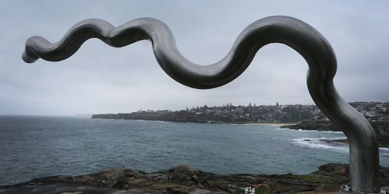 Una scultura sulla spiaggia di Bondi a Sydney, in Australia (Lisa Maree Williams/Getty Images)