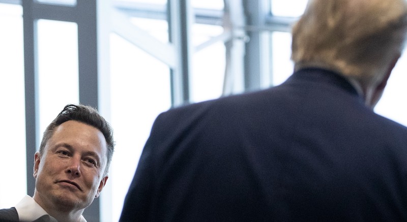 Elon Musk e, di spalle, l'ex presidente degli Stati Uniti, Donald Trump (AP Images)