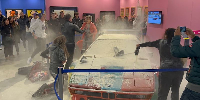 Le attiviste di Ultima Generazione lanciano farina sull'auto dipinta da Andy Warhol esposta a Milano (il Post)