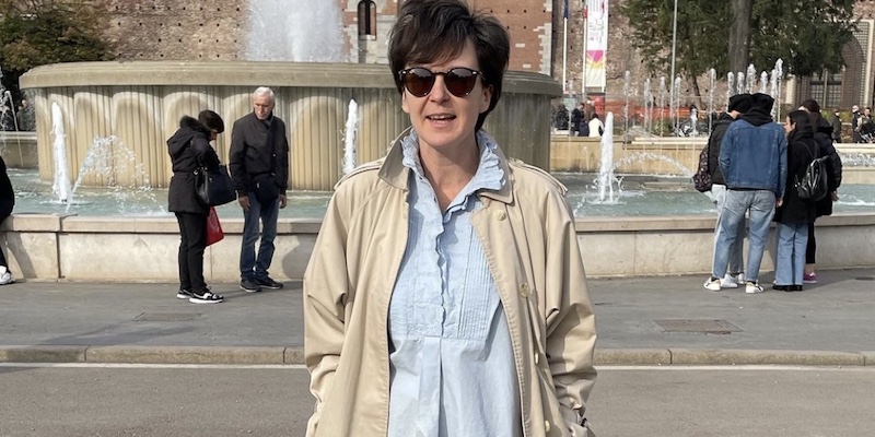 La scrittrice Olivia Laing a Milano, davanti al Castello Sforzesco, il 19 novembre 2022 (Profilo Instagram di Olivia Laing)