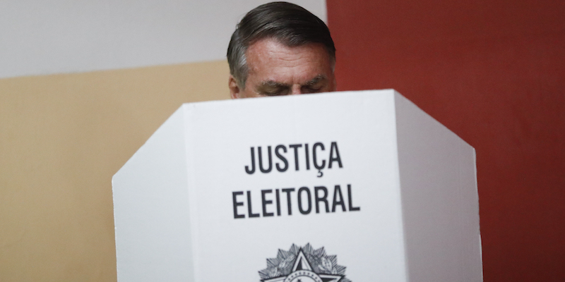 L'ex presidente brasiliano Jair Bolsonaro vota alle ultime elezioni presidenziali (AP Photo/Bruna Prado, Pool)