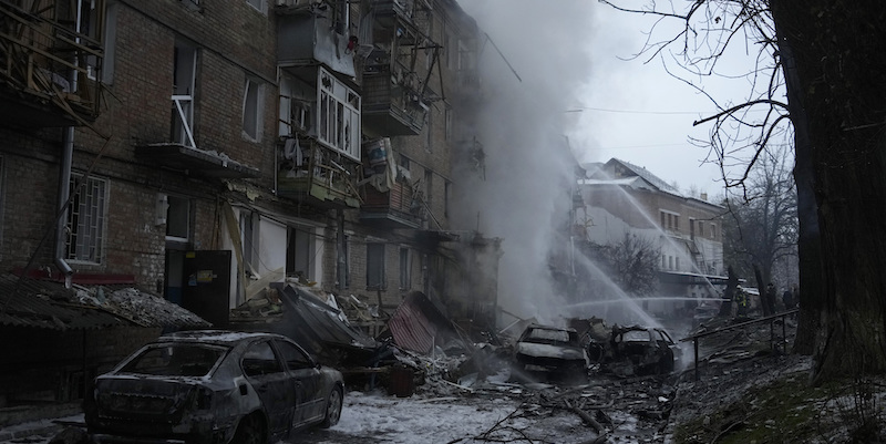 Un palazzo colpito a Vyshgorod, città alla periferia nord di Kiev (AP Photo/Efrem Lukatsky)