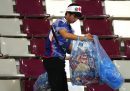 I tifosi giapponesi che puliscono lo stadio dopo la partita del Giappone ai Mondiali