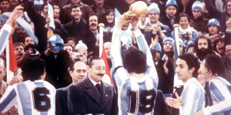 Jorge Videla dopo aver consegnato la Coppa del Mondo ai giocatori argentini (AP PHOTO/stf/Ducklau)