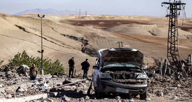 Il paese di Taql Baql, nel Kurdistan siriano, colpito da recenti bombardamenti turchi (AP Photo)