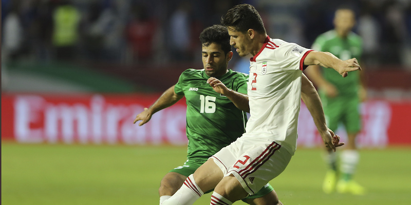 Il calciatore iraniano Vouria Ghafouri, in primo piano, e quello iracheno Hussein Ali, durante una partita nel 2019 (AP Photo/Kamran Jebreili)