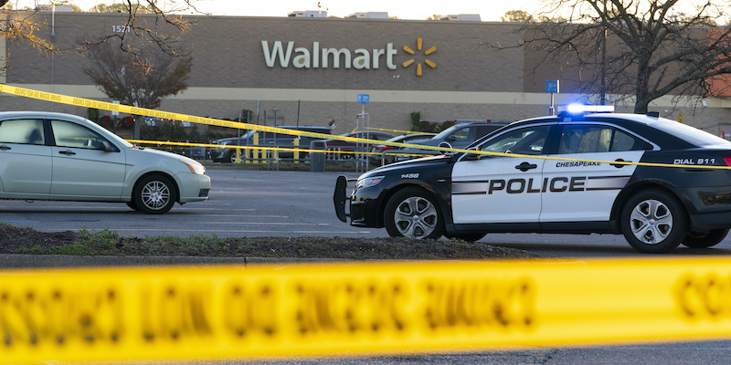 Un'auto della polizia davanti al supermercato dove sono state uccise le 6 persone (AP Photo/Alex Brandon)