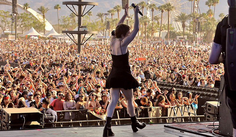 Un momento del concerto di Maggie Rogers al festival di Coachella del 2022 (Amy Sussman/Getty Images for Coachella)