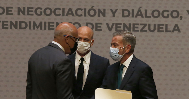 Gobierno y oposición de Venezuela firmaron un preacuerdo que pide la recuperación de fondos estatales congelados en el extranjero