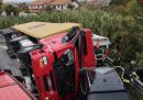 Vicino a Falconara Marittima, in provincia di Ancona, due persone sono morte a causa del ribaltamento di un camion