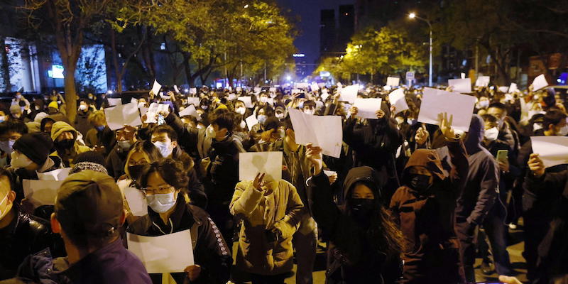 I manifestanti a Shanghai (EPA/MARK R. CRISTINO)