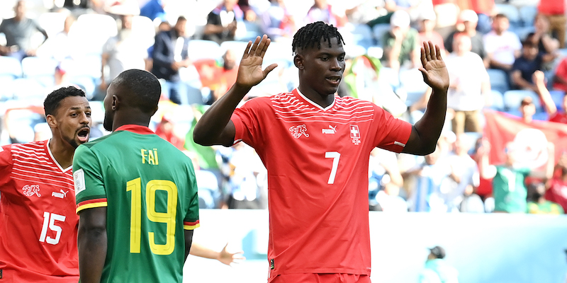 Lo svizzero Breel Embolo non esulta dopo il gol segnato al Camerun, suo paese di nascita (Claudio Villa/Getty Images)