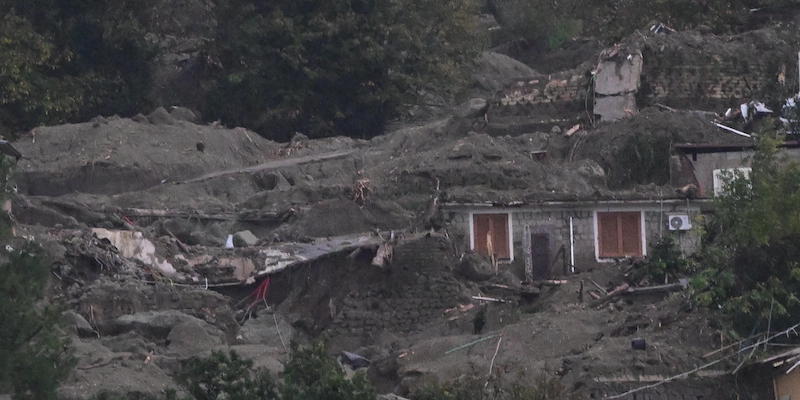 Una casa colpita dalla frana del 26 novembre. (ANSA/ CIRO FUSCO)